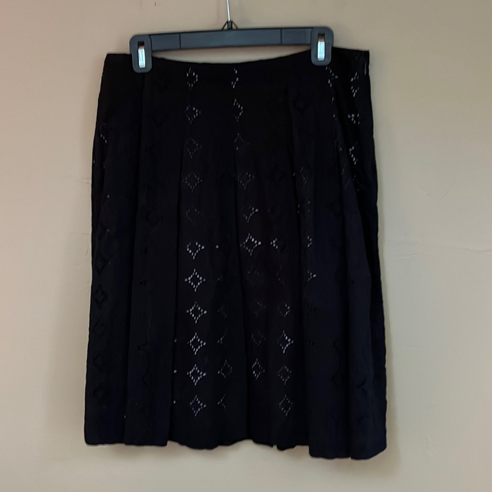 Banana Republic Factory | Eyelet pleated skirt | Black | Size 6